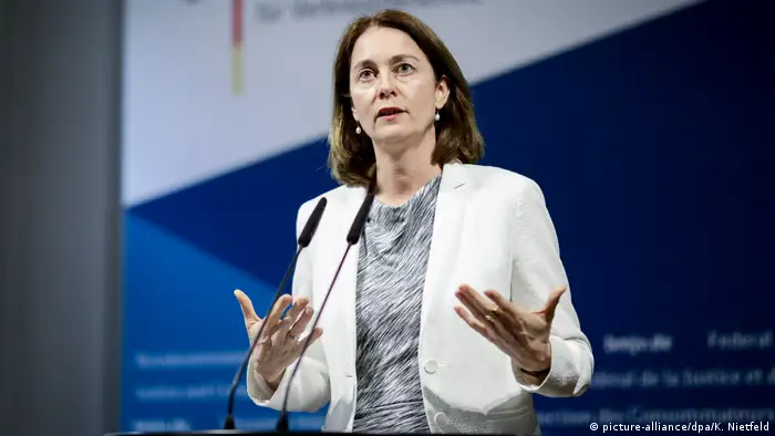 Berlin Bundesjustizministerin Katarina Barley nach Treffen mit Facebook-Delegation (picture-alliance/dpa/K. Nietfeld)