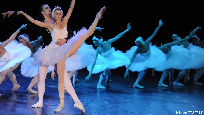 Swan Lake being perfomed by the Bolshoi Ballet (Imago/ITAR-TASS)