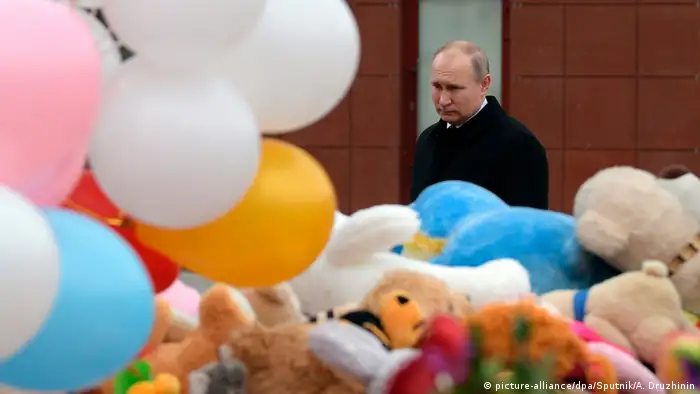 Russland Wladimir Putin Gedenken in Kemerowo nach Brand in Einkaufszentrum
