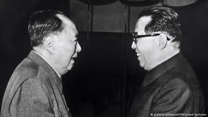 Mao Tse-tung und Kim Il Sung (picture-alliance/KPA/United Archives)