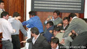 Prügelei im bolivianischen Parlament im August 2007 (Foto: dpa)