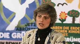 Petra Kelly, eine der drei Fraktionssprecher der Grünen (1983)