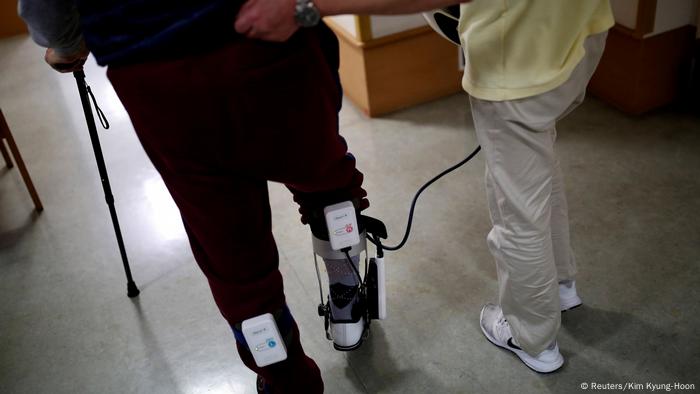 Ein Roboter-Gestell hilft einer Person in Japan wieder zu laufen. (Foto: Reuters)