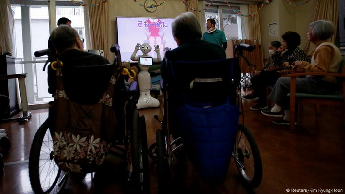 Ein menschenartiger Roboter hebt seine Hände, um Senioren in einem Altenheim in Tokio eine Trainingsstunde zu geben. (Foto: Reuters)