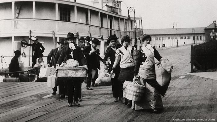 Emigranten kommen auf Ellis Island an circa 1900