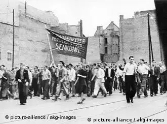 Nach Heraufsetzung der Normen durch die DDR-Regierung marschieren streikende Bauarbeiter am 16.6.53 mit Forderung nach Herabsetzung der Normen durch die Ostberliner Innenstadt zum Ministerium