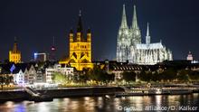 Deutschland - Kölner Rheinufer bei Nacht