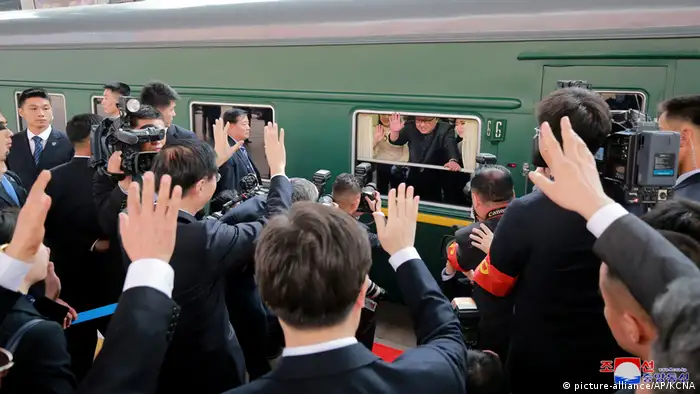 China - Besuch von Kim Jong Un - Verabschiedung in Beijing (picture-alliance/AP/KCNA)