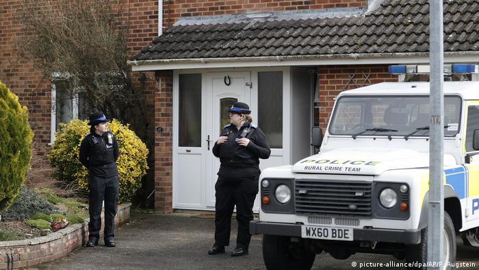 Police officer at the Skripal house in Salisbury (picture-alliance/dpa/AP/F. Augstein)
