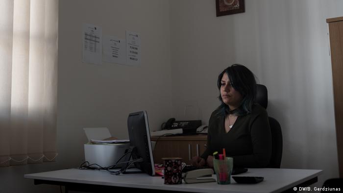 A woman sitting at a desk (DW/B. Gerdziunas)