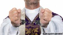 Katholischer Priester mit Handschellen. Missbrauch BLWX020826 Copyright: xblickwinkel/McPhotox/ErwinxWodickax
Catholic Priest with Handcuffs Abuse Copyright xblickwinkel McPHOTOx ErwinxWodickax