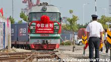 The first freight train of China Railway Express running from Weihai to Duisburg is pictured before departing from the Weihai port in Weihai city, east China's Shandong province, 15 September 2017. The first direct freight train service linking Weihai port and Duisburg port was launched on Friday (15 September 2017). Foto: Tang Ke/Imaginechina/dpa |