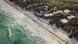 Blick auf den Strand von Tulum mit Hotels aus der Vogelperspektive Blick auf den Strand von Tulum mit Hotels aus der Vogelperspektive