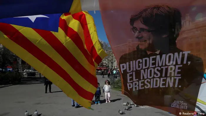 La Fiscalía General de Schleswig-Holstein solicitó hoy la entrega del ex presidente catalán Carles Puigdemont a España ante el Tribunal Regional Superior (OLG) de esa región del norte de Alemania, donde está detenido el líder soberanista. Presentada la solicitud, el OLG deberá ahora analizar la petición de la Fiscalía para ver si existen pruebas. (3.04.2018).