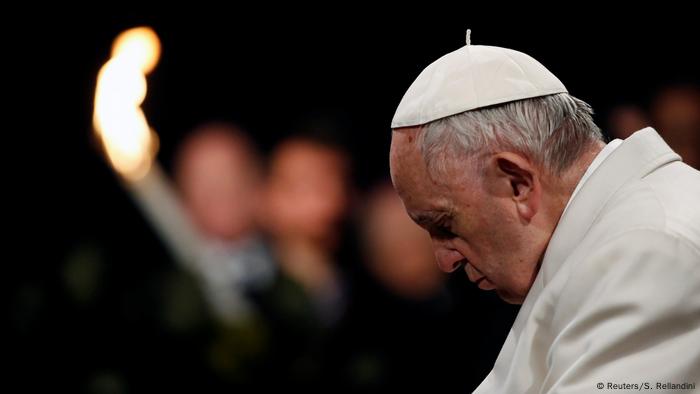 Vatikan Karfreitag - Papst betet Kreuzweg (Reuters/S. Rellandini)