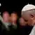Papa Franjo pognute glave