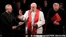 Papst betet den Kreuzweg