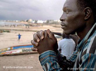 Afrikanischer Fischer blickt aufs Meer (Foto: dpa)