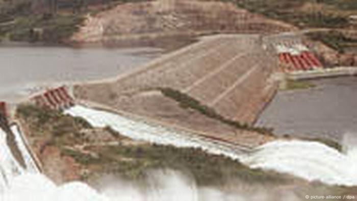 Imagen del lago Volta con su represa que parecen cascadas.