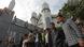 Gente en movimiento baja las escaleras con la iglesia al fondo. Gente en movimiento baja las escaleras con la iglesia al fondo.