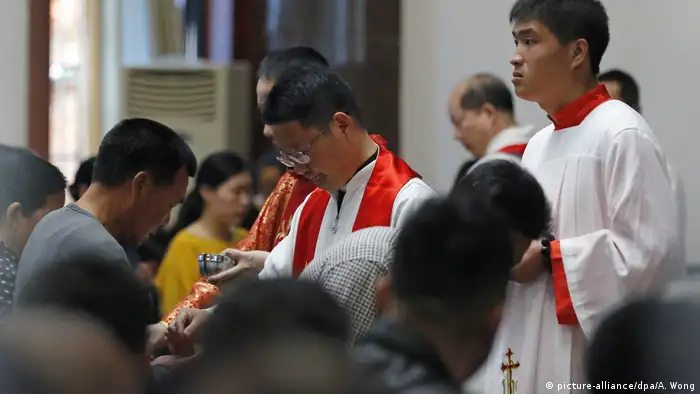 China Katholiken zelebrieren Messe zu Ostern