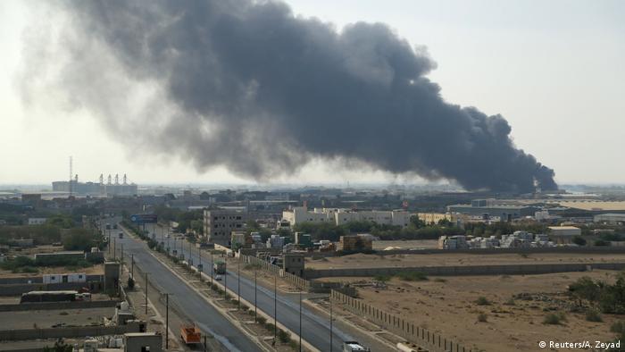 Jemen Feuer in Lagerhalle in Hodeida (Reuters/A. Zeyad)