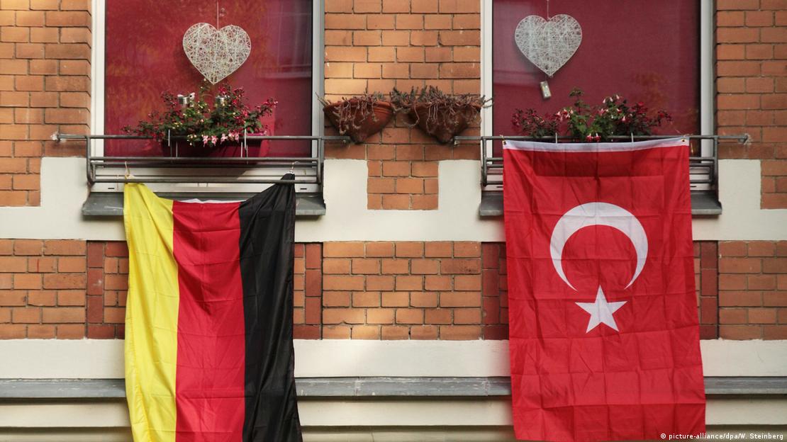 Symbolbild deutsche und türkische Fahnen nebeneinander