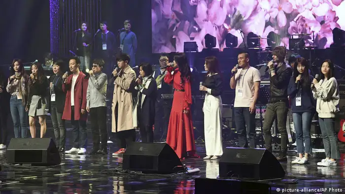 Kulturaustausch zwischen Nord- und Südkorea K Pop in Pyongyang (picture-alliance/AP Photo)