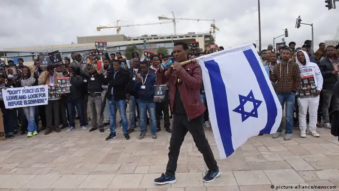 afrikanische Migranten in Israel protestieren gegen Abschiebung (picture-alliance/newscom)