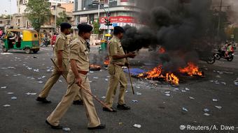 Deadly Dalit caste protests hit India spurred by Supreme Court decision | | DW | 03.04.2018