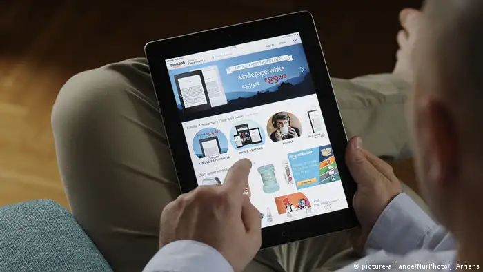 Screenshot der Streamingdienste von Amazon und Apple auf einem Tablet. (picture-alliance/NurPhoto/J. Arriens)