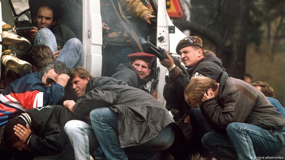 Okružen demonstrantima koji traže utočište, bosanski vojnik uzvraća na vatru iz srpskog snajpera u Sarajevu 6. aprila 1992. godine