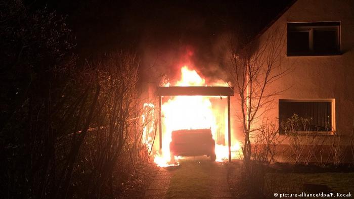 Brandanschlag auf Auto von Ferat Kocak (picture-alliance/dpa/F. Kocak)