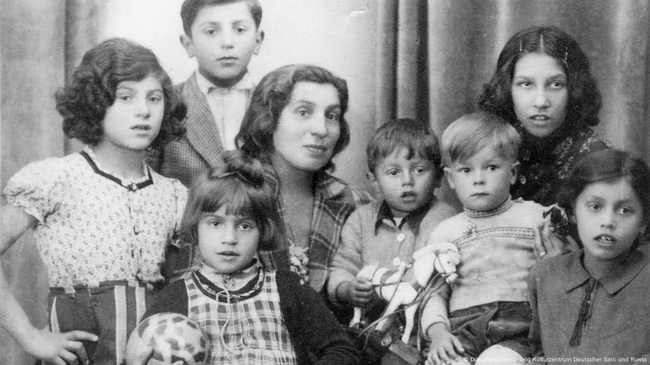 Alma Helenrajner i njena deca krajem 1930-ih pre deportacije u Aušvic: samo dvoje dece preživelo je nacistički genocid nad Sintima i Romima