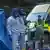 Полиция в защитных костюмах неподалеку от места отравления Сергея Скрипаля, Солсбери, Великобритания