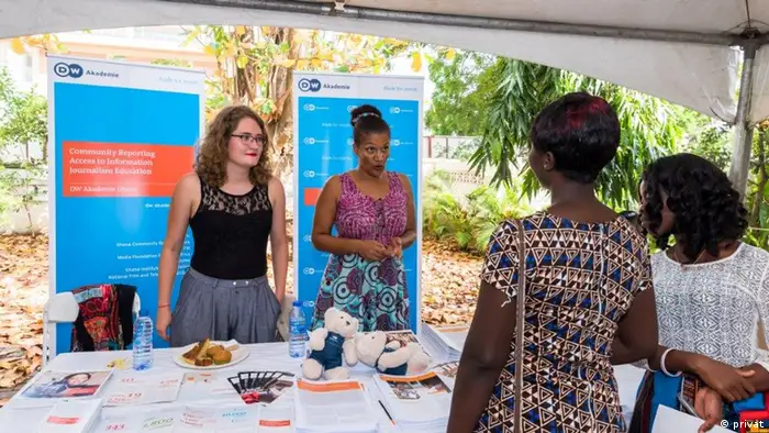 Die kulturweit-Freiwillige Tamara Keller (links) präsentiert die Projekte der DW Akademie in Accra, Ghana.