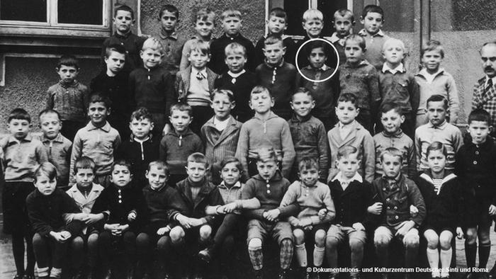  Тази снимка показва Карл Клинг с неговия клас в Карлсруе към края на 1930-те години. През пролетта на 1943 г. той е изведен направо от класната стая и депортиран в циганския лагер в Аушвиц, където по-късно намира смъртта си. Оцелели от Холокоста свидетелстват, че още преди депортациите ромските деца са били изолирани от съучениците си и на практика отстранени от учебния процес. 