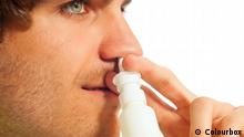 Symbolbild Nasenspray
Young man is sick with nasal spray - close-up