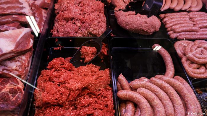 Fleisch liegt unter Rotlicht in der Auslage eines Supermarkts