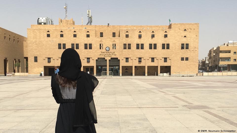 سعودی دارالحکومت ریاض میں یہ وہ مقام ہے، جہاں سرعام لوگوں کو موت کی سزا دی جاتی تھی، تاہم اب بہت سے واقعات میں ایسی سزائیں جیل کے قریب دی جاتی ہیں سعودی دارالحکومت ریاض میں یہ وہ مقام ہے، جہاں سرعام لوگوں کو موت کی سزا دی جاتی تھی، تاہم اب بہت سے واقعات میں ایسی سزائیں جیل کے قریب دی جاتی ہیں