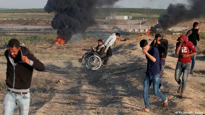 Miles de palestinos participan hoy en otra protesta multitudinaria de la Gran Marcha del Retorno en Gaza hacia la frontera con Israel, donde los espera el Ejército israelí. Según el Ministerio palestino ya hay un muerto y 40 heridos en las protestas, que suman hasta ahora al menos 23 muertos desde el viernes 30 de marzo. (6.04.2018).