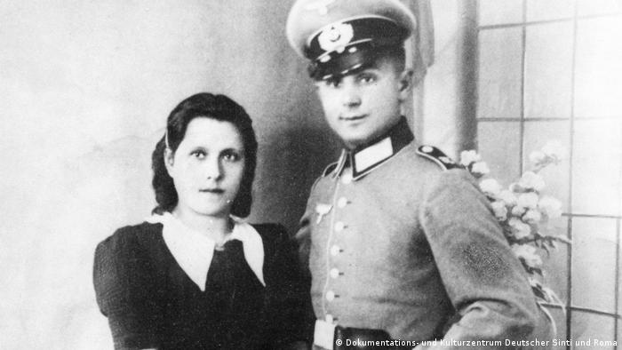 През Първата световна война много германски роми се сражават в служба на Кайзера, а след 1939 г. - и за Вермахта. През 1941 г. Върховното командване решава по расови и политически причини да освободи от активна военна служба циганите и хората със смесена циганска кръв. Алфонс Ламперт (на снимката) и съпругата му Елзе впоследствие са депортирани в Аушвиц, където намират смъртта си.