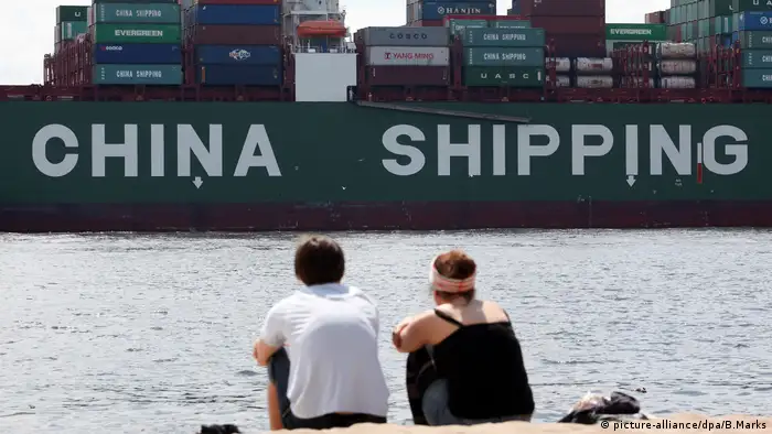 
Двое наблюдают за контейнеровозом China Shipping