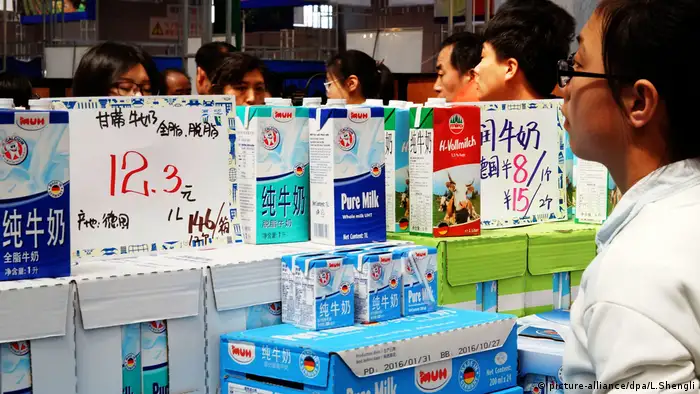 Milch aus Deutschland in chinesischen Geschäften (picture-alliance/dpa/L.Shengli)