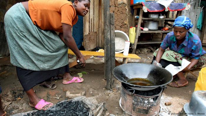 Uganda Holzkohle als Brennstoff zum Kochen