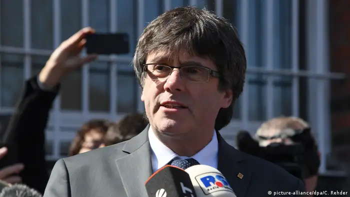 Tras pasar 12 días entre rejas en una cárcel alemana, el independentista catalán Carles Puigdemont quedó hoy libre con medidas cautelares y al salir de la cárcel se dirigió a la prensa. Pido la liberación inmediata de todos mis colegas presos en Madrid, añadió en su declaración. Es una vergüenza para Europa tener presos políticos. (6.04.2018).