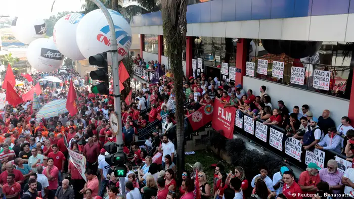 Brasilien | Unterstützer von Ex-Präsident Lula demonstrieren in Sao Bernardo do Campo (Reuters/L. Benassatto)