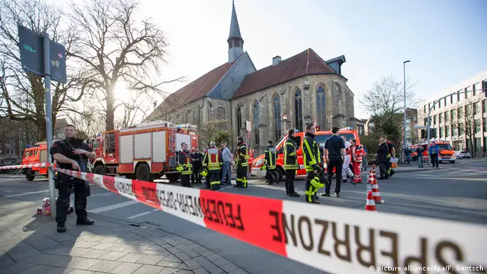 Deutschland Kleintransporter fährt in Münster in Menschenmenge - Tote und Verletzte (picture-alliance/dpa/F. Gentsch)
