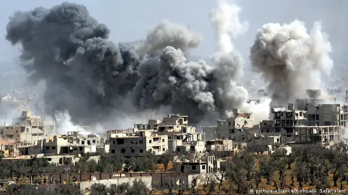 Syrien Ost-Ghoua Duma Artilleriebeschuss (picture-alliance/Xinhua/A. Safarjalani)