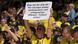 Ein Dortmunder Fan fordert mit einem Plakat u.a. spektakuläreren Fußball von seinem Team (Foto: picture alliance/dpa/B. Thissen) Ein Dortmunder Fan fordert mit einem Plakat u.a. spektakuläreren Fußball von seinem Team (Foto: picture alliance/dpa/B. Thissen)